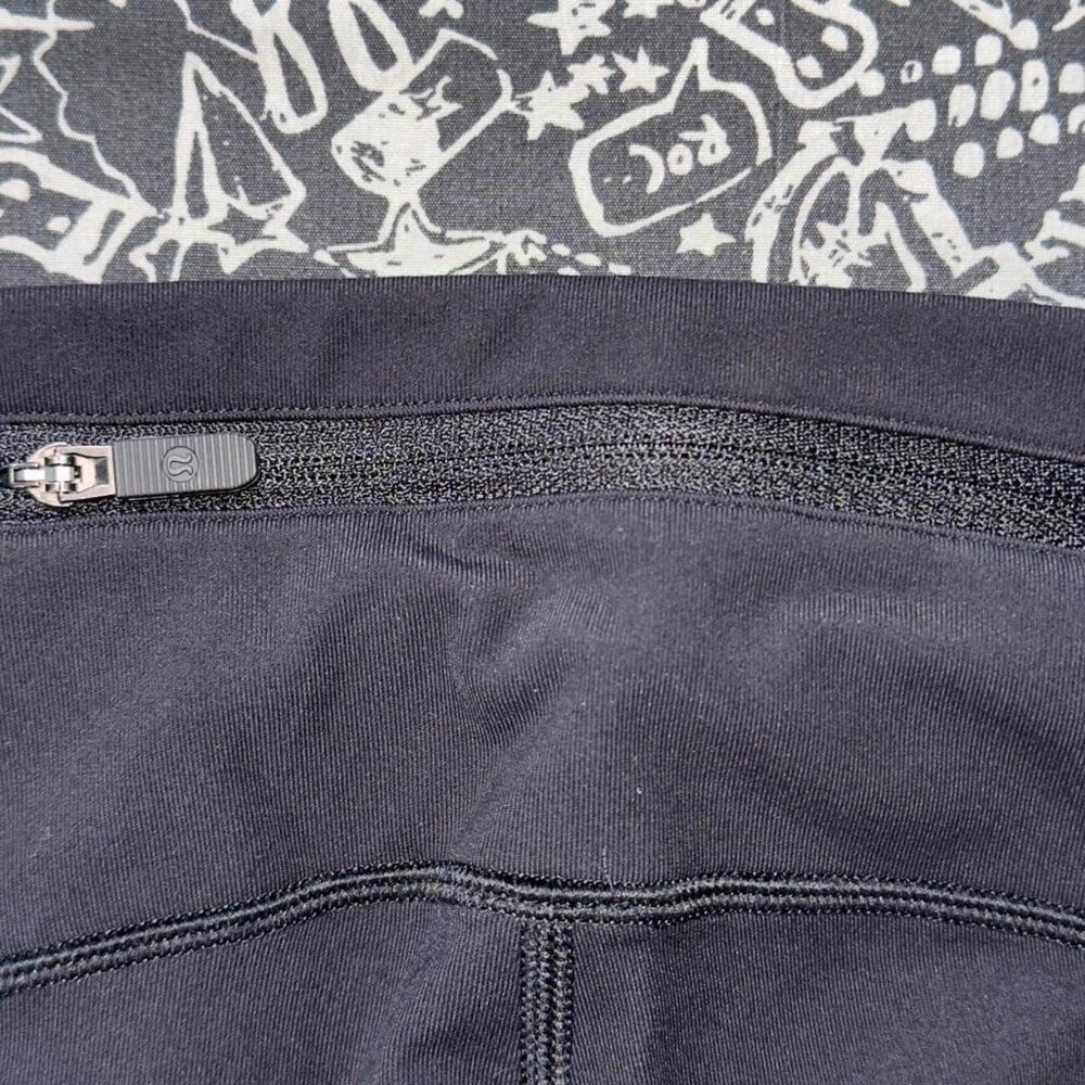 Black Lululemon leggings with mid-rise fit and side pockets - Picture 7 of 7